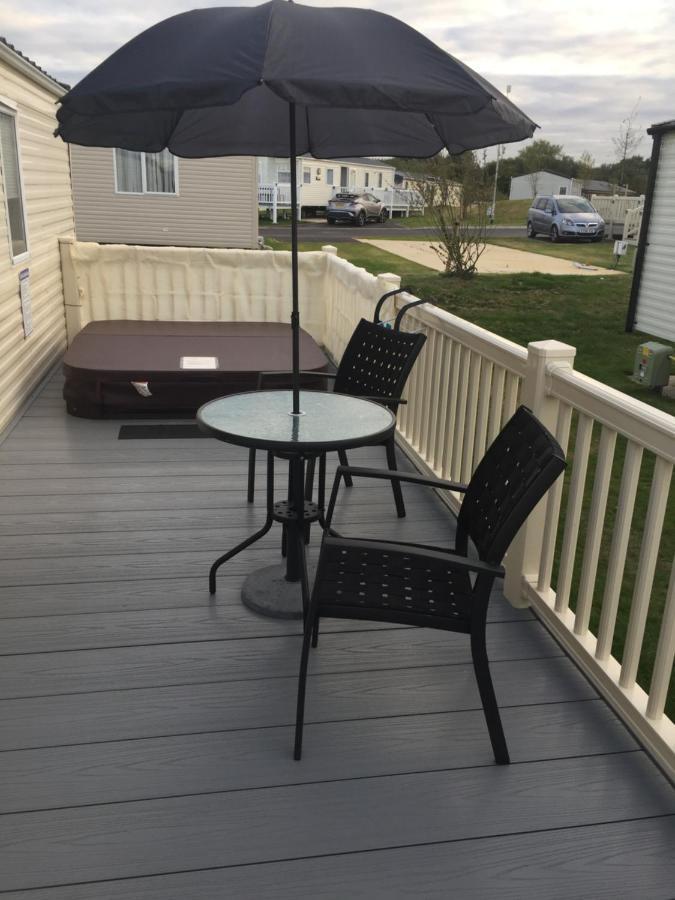 Calypso Hot Tub Breaks Tattershall Lakes Pet Friendly Exterior foto